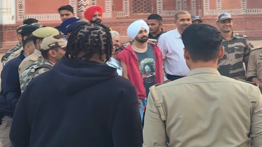 दिलजीत दोसांझ ने किया ताजमहल का दीदार, 30 अक्तूबर को दिल्ली कॉन्सर्ट